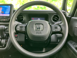 手元に複数のスイッチが配置され、運転姿勢を保ちながら各種機能を操作しやすい設計です。メーターも前方に見渡せる位置にあり、日常の運転をサポートします。