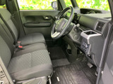運転席と助手席はゆったりとした空間に並び、前方を見渡しやすい着座位置です。落ち着いた色合いのシートと足元の広さが、日々の移動を快適に支えます。