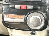 【オートエアコン】一度お好みの温度に設定すれば、車内の温度を検知し風量や温度を自動で調整。暑い&hellip;寒い&hellip;と何度もスイッチ操作をする必要はありません。快適な車内空間には必須の機能ですね♪