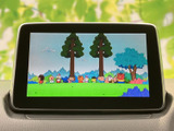 停車中に映像やテレビ番組を視聴でき、休憩時間を過ごす際にも活用できます。画面に映像が表示される装備を備えており、日常のさまざまな場面で便利です。
