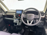 運転席まわりです。 各操作スイッチは使いやすい位置に配置されてます。