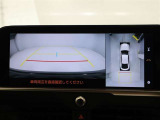 パノラミックビューモニターを装備。駐車場や交差点でクルマを真上から見るように周囲を確認できます。機能の詳細は販売店スタッフまでおたずねください。
