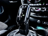 MINIのシフトレバーは、手に馴染む丸みを帯びた形状が特徴です。現行モデルではトグルスイッチ型の小さなレバーへ進化し、センターパネルに配置。足元がすっきりし、ゴーカート感覚の操作を楽しめます。