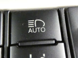【オートマチックハイビームヘッドライト】ハイビーム走行時に対向車や前走車をカメラで認識して自動的にロービームにする機能が装備されています。※道路環境などによっては作動しない場合があります。