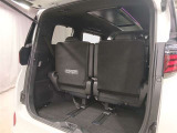 3列シートながら荷室の確保がしやすく、家族の荷物や大型の荷物も積み込みやすい設計です