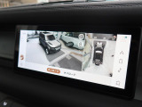 【3Dサラウンドカメラ】は狭い場所でも安心して駐車できるようにサポート。タッチスクリーンの表示と音で障害物との距離を確認できます。車幅感覚に慣れていない方や駐車の苦手な方には必見の装備といえます♪