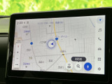 画面上に地図が表示され、現在地や周辺の道路を確認しながら目的地を設定できます。タッチ操作に対応した表示で、行き先の検索やルート確認を手軽に行えます。