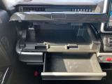 上下と2段階に分けられる大型のグローブボックス!CDなどの小物も楽々入る容量です♪