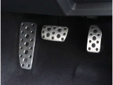 中古車は1台として同じコンディションのものは存在しないため、安心しておクルマをお選びいただけるよう、信頼のおける第三者機関が基準に従い、車両の品質と状態をチェックし、評価するのが「第三者評価」です。