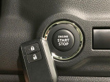 【キーレススタートシステム】カバンやポケットに入れたままでもドアの施錠・解錠が可能なスマートキーを装備。エンジンのオン・オフ時もカギを取り出す必要が無いからとっても便利です♪