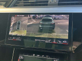 【 サラウンドビューカメラ 】車両の4つのカメラから得た映像を合成し、上空から眺めているような映像をモニターに映し出します。車両周辺の歩行者や障害物などの発見に役立ちます。