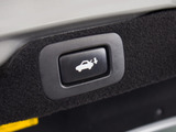 スイッチ操作でトランクリッドの自動開閉が行えます。電子キー本体のワイヤレス機能や運転席のスイッチからでもオープン操作が可能です!高級車ならではの快適装備です!!