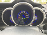 速度やシフト位置など、運転中に確認したい情報が運転席正面にまとまっています。表示をひと目で確認しやすく、日常の運転をサポートしてくれる装備です。