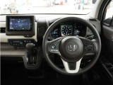 運転にかかわる様々な操作を安全に行えるように視点移動が少なく、操作性に配慮されたスイッチ類が凝縮されたコクピットです。
