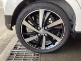 アルミホイールです。足元が引き立つので、車全体のイメージがアップしますよ!