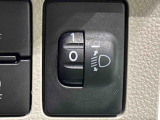 対向車や先行車への配慮が可能。積載物の状況に応じてヘッドライトの照射角度を手動調整できるスイッチ。