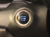 エンジンスタートスイッチです。キーが車内にあれば、エンジンの始動や停止はスイッチを押すだけ!キーを取り出す手間を省き、ワンプッシュで操作できるので簡単でスムーズです。