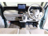 ドライバーを包み込むように、ディスプレーやスイッチ、コンソールを配置。座った瞬間から運転への期待が!空間そのものの心地よさにこだわっています。
