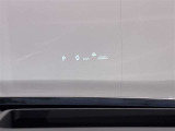 ヘディングアップディスプレイで運転席前面ガラスに車両情報が映し出され安全に確認できます。