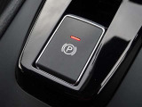 【電動パーキングブレーキスイッチ】オートホールドをONにすると、ブレーキを踏んで停車したときにペダルから足を離しても停車状態を維持!オートホールドをOFFにすることで手動解除のサイドブレーキに!
