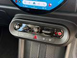 ワイヤレス充電に対応しており、スマートフォンを専用パッドに置くだけで充電可能です。ケーブルの煩わしさがなく、走行中でも手軽に給電できる便利な装備です。