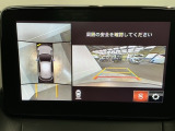 バックギアに入れますとご覧のような画像に自動的に切り替わります。車庫入れ時に役立ちます。