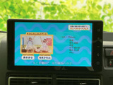 テレビ番組を表示でき、停車中のひとときに映像を楽しめます。見やすい画面で、待ち時間や休憩中の過ごし方に彩りを添えてくれる便利な装備です。
