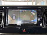 画面には車両周辺の映像と俯瞰表示が並び、駐車時に周囲の状況を確認しやすい構成です。画面脇にボタンがまとまり、必要な操作を見つけやすい配置。毎日の駐車や狭い場所での取り回しをサポートします。