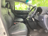 前席はゆったりとした座面と背もたれが備わり、運転席まわりも見渡しやすい配置です。乗り降りの際にも車内を確認しやすく、落ち着いて過ごせる空間です。