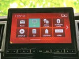 ラジオやテレビ、Bluetoothなどの音源が一覧で表示され、選択肢を確認しやすい画面です。使いたいメディアを視認しながら選べるため、日常の移動を快適にサポートします。