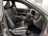 運転席・助手席ともシートヒーター&クーラー付きで、パワーシートで微妙なポジション調整も可能です!