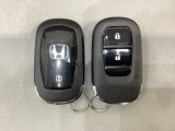 スマートキーを装備しています。鍵を差し込むことなくドアロックの開け閉めと、スタートボタン操作でのエンジンスタートができます。スペアキーも同じものを用意しております。