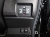 両側電動スライドドア。荷物で手が塞がる時でも簡単にドアの開閉が出来ます。何より力いらずで開閉OK。女性やお年寄りにも優しい。電動機能はOFFにもできますから元気なお子様の駆け出しも安心。