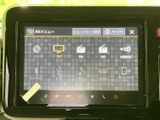 ディスクやラジオ、Bluetooth、USBなど、利用できる音源を一覧から選べます。アイコン表示でメニューを見つけやすく、その日の気分や乗車シーンに合わせて音楽を楽しめる装備です。