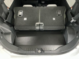 【ラゲージフロア】お客様に気持ち良く乗っていただけるよう、工具を使わず取り外せる部品は全て取り外し清掃しております。シート可動の場合は、シートを動かし裏側まで清掃を行っております。
