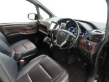 シンプルで使いやすいデザインの運転席です。