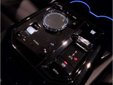 運転中にもオーディオの音量やFMの切り替えなどステアリングでの操作で切り替え可能なため、ステアリングから手を放す必要がない為、運転中でも操作が簡単でございます。