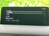 画面のソース一覧から交通情報やFM・AMラジオ、Bluetooth、USBなどを選べる構成です。表示が見やすく、音楽や情報を切り替えながら日常の移動時間を過ごせます。