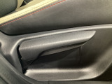 運転席にはドライバーの体型や好みに応じて前後方向だけでなく、高さの調整ができるシートリフターを装備!