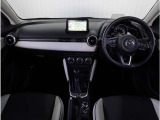 【インパネ周り】視界がよく運転しやすい設計となっております。インパネ周りもすっきりと洗練されたデザインで高級感が溢れています。日々のドライブを飽きさせません。