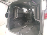 アルファードらしい上質な室内空間はそのままに、旅行やレジャーでの大きな荷物にも余裕を持って対応できます