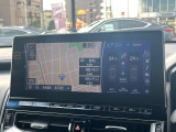 【メーカー純正ナビ】インテリアに溶け込むスタイリッシュな「専用設計」メーカーナビを装備♪視認性や操作性など基本性能にも優れ、より上質なカーライフをお楽しみいただけます。