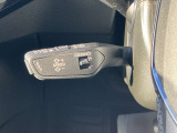 【 アダプティブクルーズコントロール 】設定した速度で前方車両に追いつくと、安全な車間距離を自動で調整して前方車両を追従します。長距離ドライブでの疲労を軽減する大変重宝する機能です。