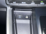 スマートフォンやお手持ちの機器のバッテリー残量が少なくなっても、運転中に充電ができるので安心ですね!