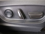 パワーシート搭載。微妙な調整が手軽にでき、ピッタリのポジションで運転することが可能です。