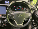 インテリアに合わせたデザインのステアリングは、運転される方のことも考え、運転しやすい形状、大きさです。是非一度、実際に触ってお確かめください。
