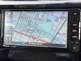 道路や周辺施設が画面上に表示され、現在地を確認しながら目的地へ向かう際に便利です。地図表示と画面脇のボタンが見やすくまとまり、必要な案内を確認しやすい構成です。