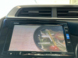 テレビ画面を備え、停車中に映像やテレビ番組を視聴できます。待ち時間の過ごし方が広がり、車内でひと息つきたい場面にも便利です。使い方の幅がうれしい装備です。