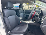 運転席まわりには十分なスペースがあり、大柄な方でもゆったり運転していただける環境です。