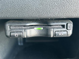 【ETC】有料道路を利用する際に料金所で停止することなく通過できる、ETC車載器(ノンストップ自動料金収受システム機器)が装備されています。セットアップを行うことで利用可能になります。